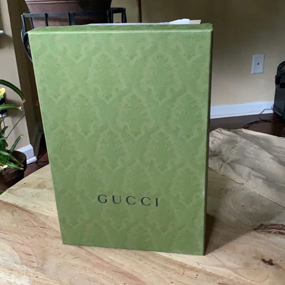 GUCCI Gift/Shoe Box w/Silk paper - Medium